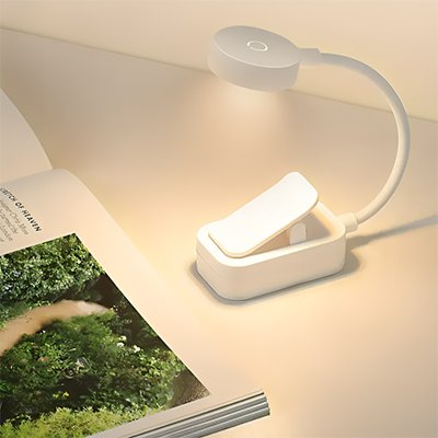 lampe à pince délicatement fixée à votre livre